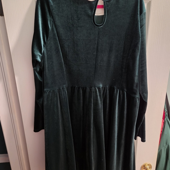 Hot Topic Green Velvet Long-Sleeve Dress- NWT- Size 3x - Picture 5 of 6